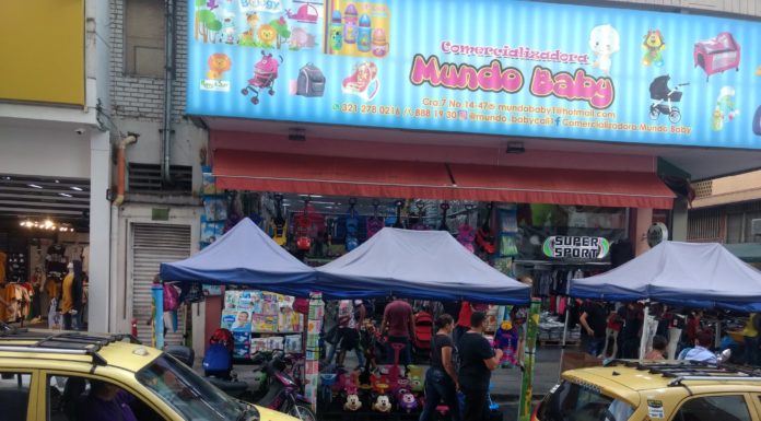 Comercio formal también invade el espacio público