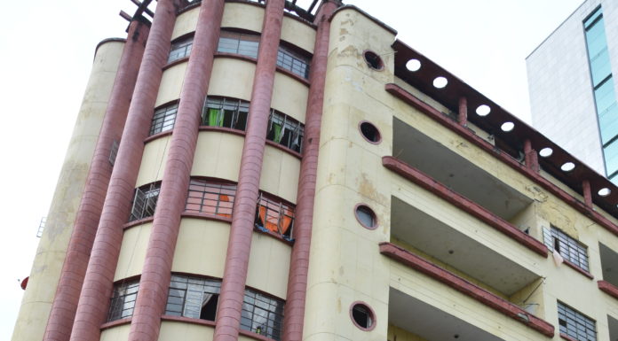 Una fachada que contamina el Boulevard del Río