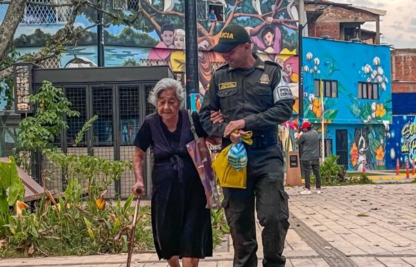 Policía Comunitaria de Cali brinda ayuda a adulta mayor de 99 años junto a su familia