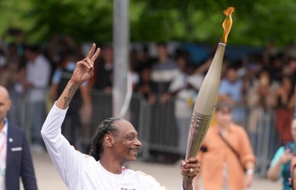 Snoop Dogg ‘prendió’ la llama olímpica de París 2024